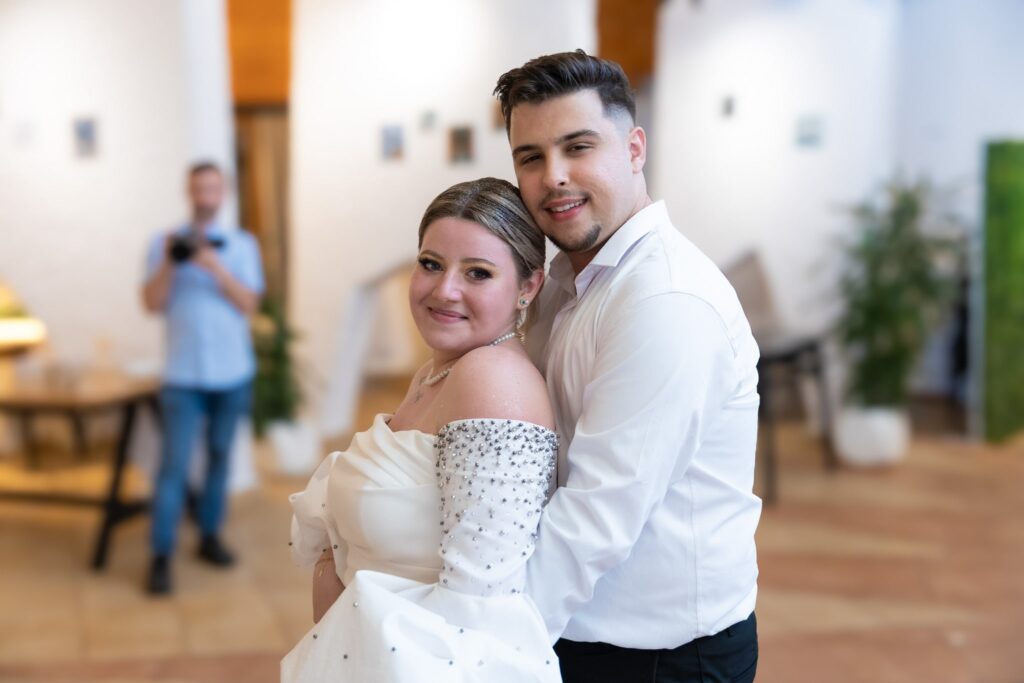 Cununie civilă la Cernica &mdash; Alexandra și Vlad dans&acirc;nd.
