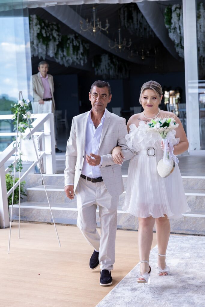 Cununie civilă la Cernica &mdash; Alexandra intrare cu tatal .