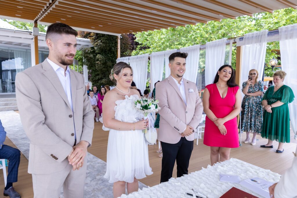 Cununie civilă la Cernica &mdash; Alexandra și Vlad impreuna cu nasii in fata ofiterului starii civile.
